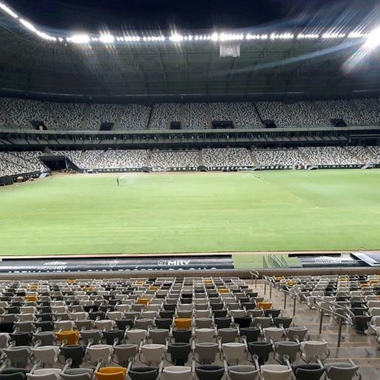 Atlético concluiu o replantio de parte do gramado da Arena MRV