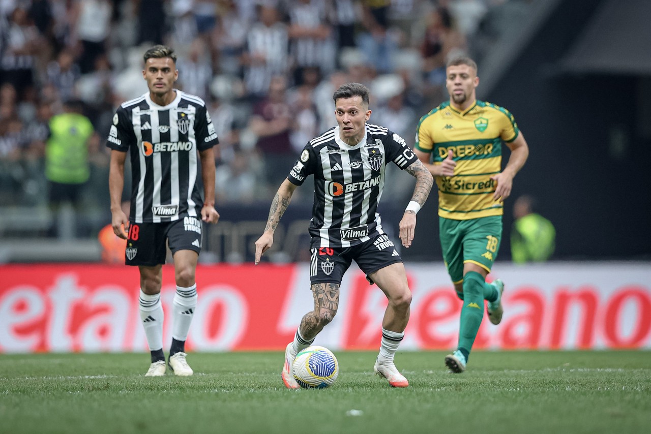 Fausto Vera e Bernard, reforços do Atlético nesta última janela, em ação diante do Cuiabá