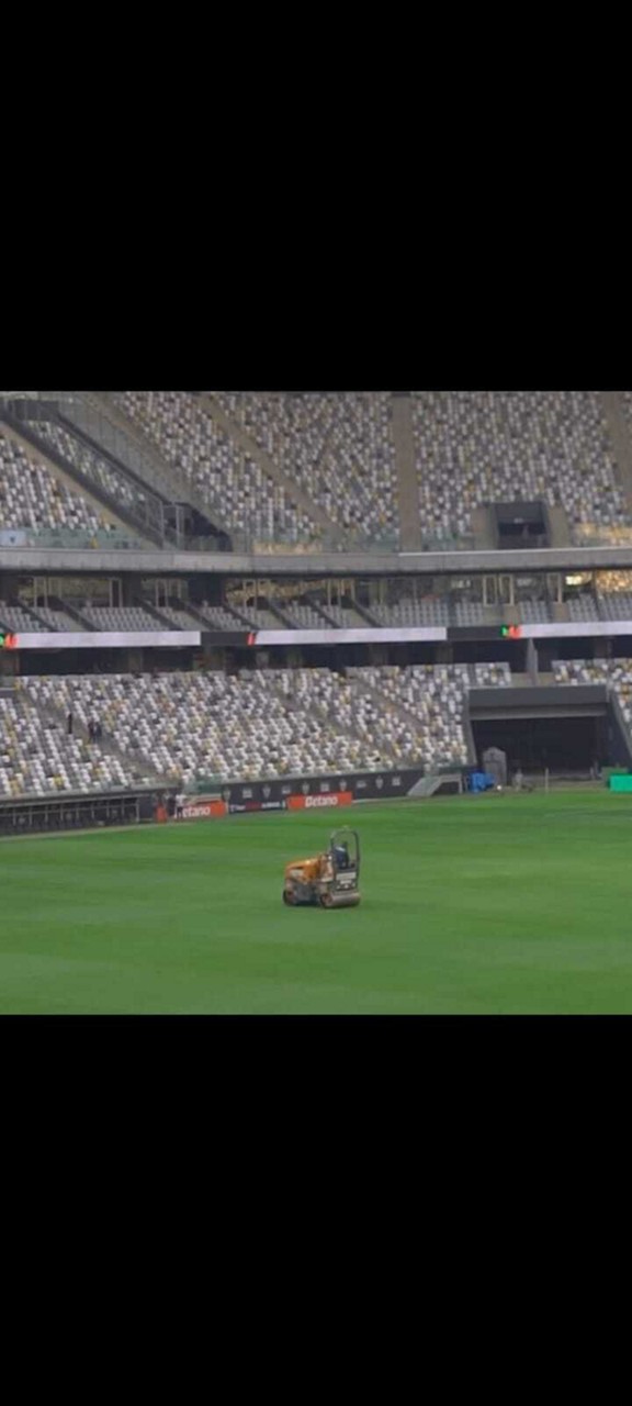 Máquinas fazem últimos ajustes no gramado da Arena MRV, palco do duelo entre Atlético e São Paulo nesta quinta (12)