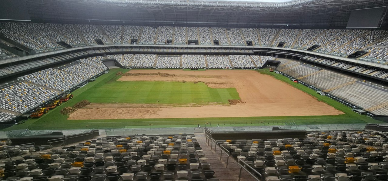 O Atlético iniciou a troca do gramado na Arena MRV