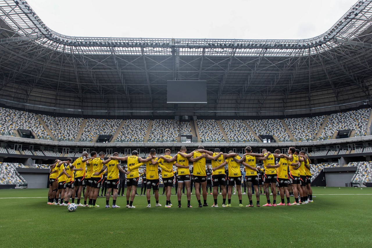Atletas fazem reconhecimento do gramado sintético da Arena MRV