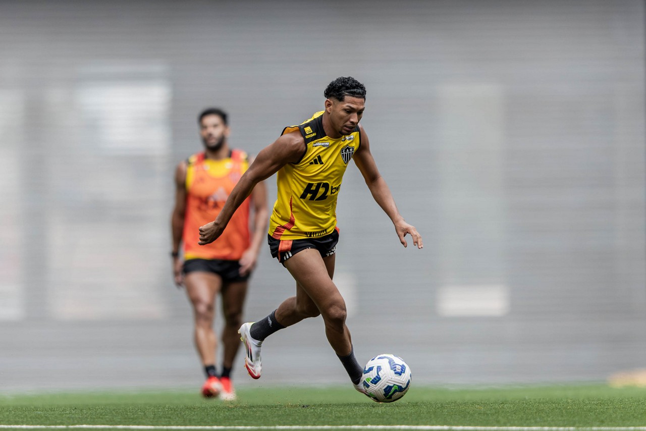 Rony afirma que prefere a grama sintética, pois deixa o jogo mais veloz