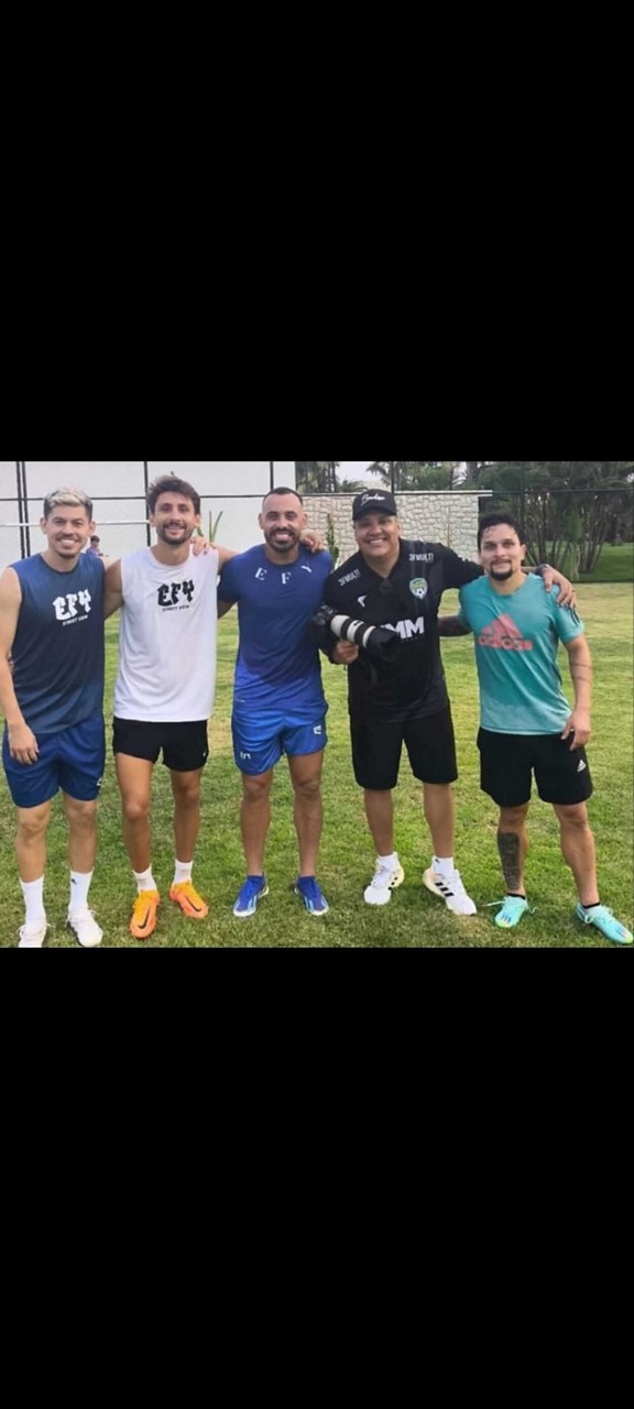 Artur (à direita) posa para foto ao lado de jogadores do Fortaleza após treino físico