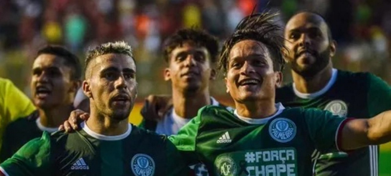 Ao lado do volante Gabriel, Artur comemora vitória do Palmeiras na última rodada do Brasileirão 2016