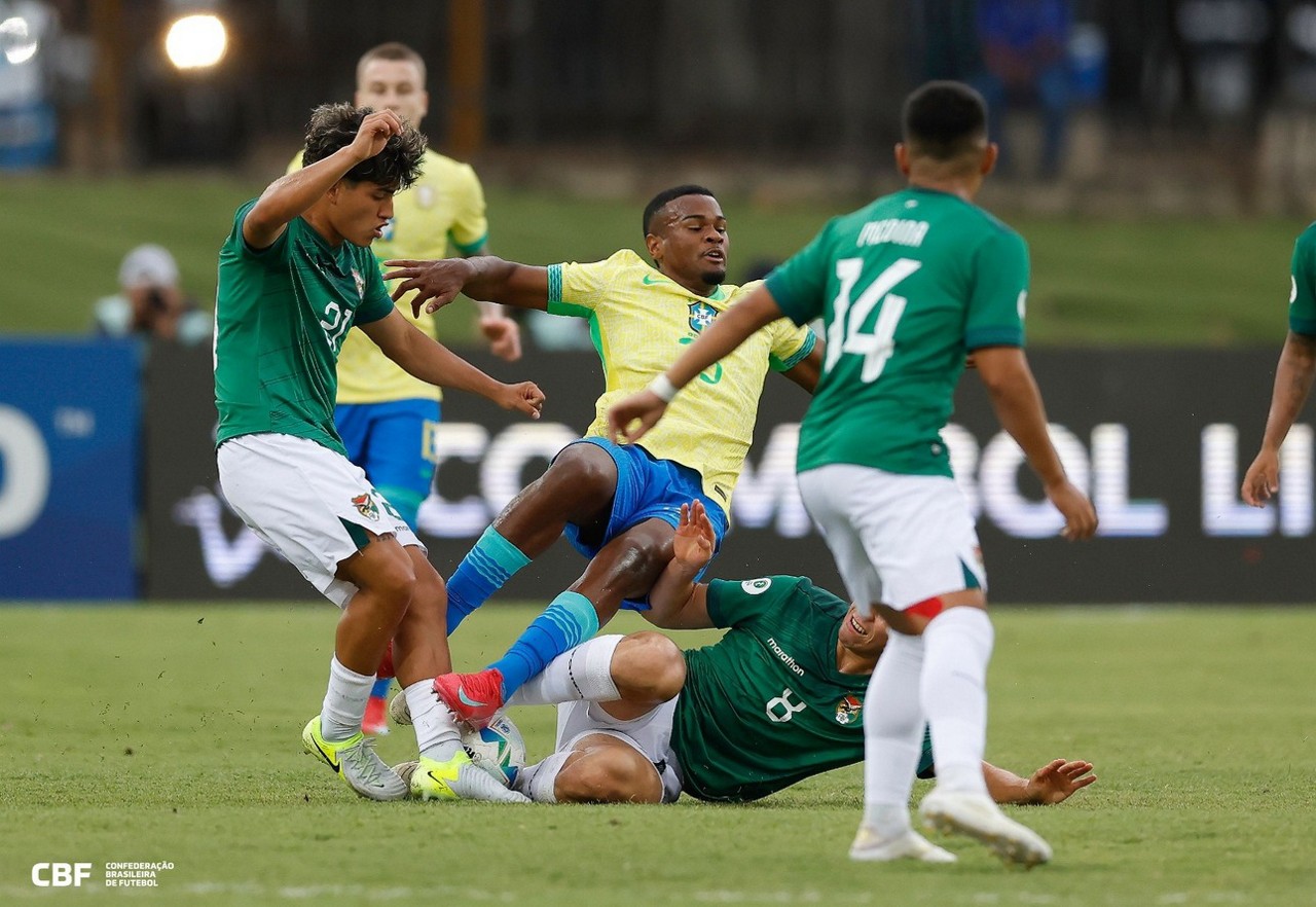 Alisson sofre falta durante a partida contra a seleção da Bolívia