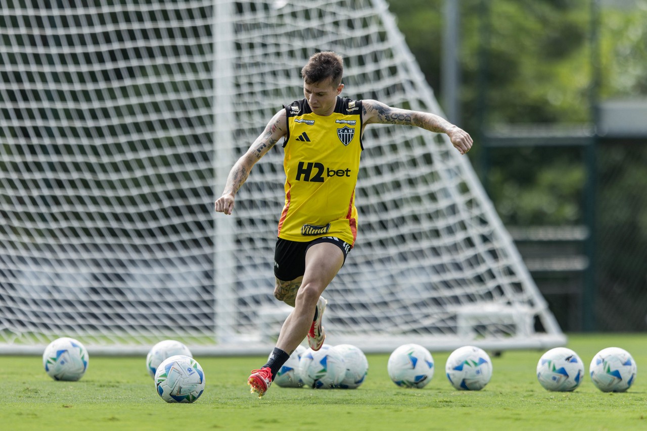 Bernard treina na Cidade do Galo