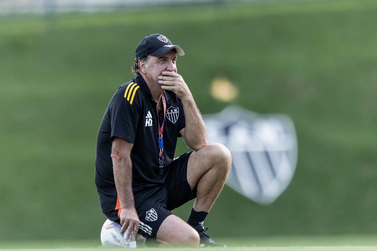 Cuca observa os jogadores durante treino do Atlético na Cidade do Galo