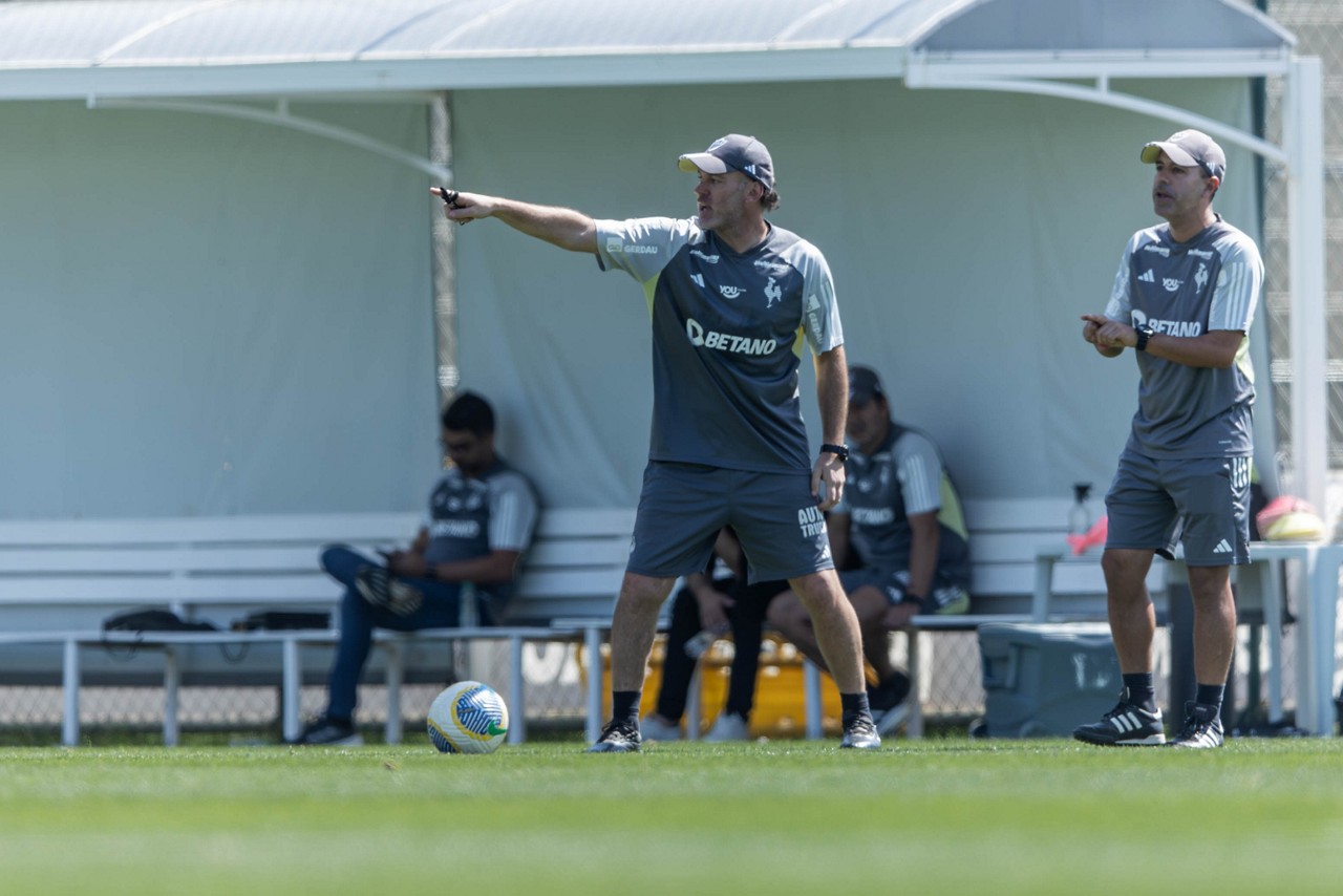 Atividade com reservas foi comandada pelo técnico Gabriel Milito