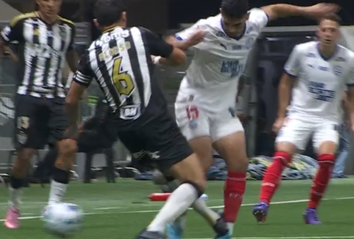 Momento em que Junior Alonso, do Atlético, acaba acertando o tornozelo de Michel Araújo, do Bahia
