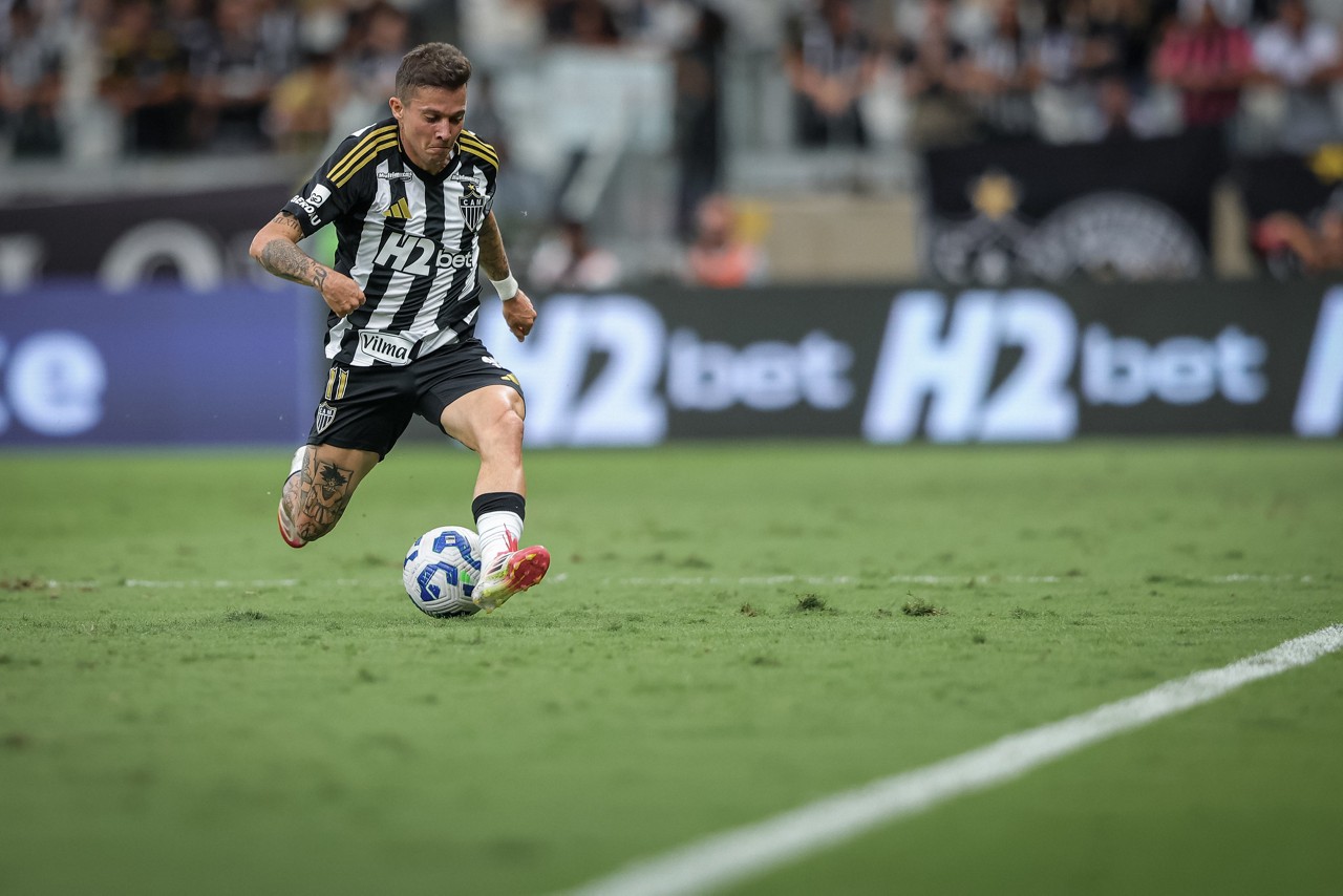 O técnico Cuca gostou da atuação do meia-atacante Bernard na partida contra o São Paulo