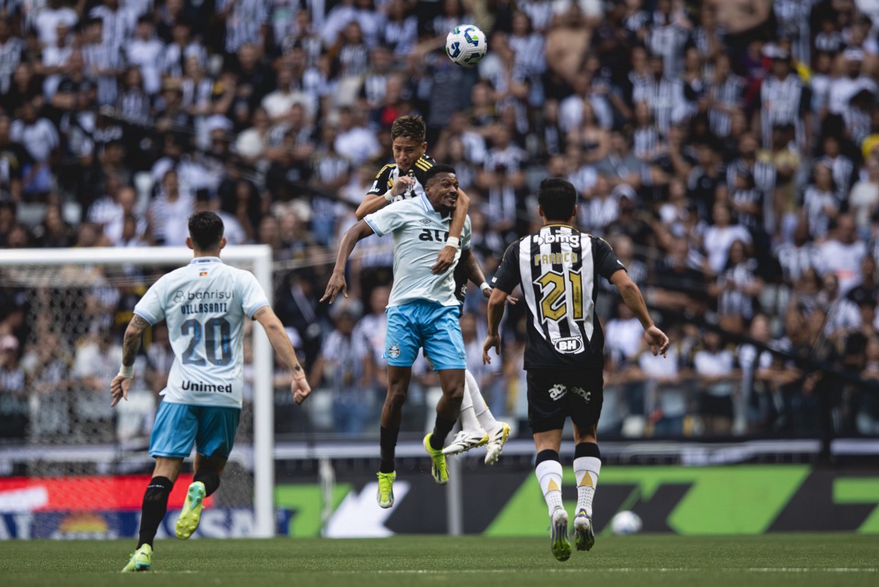 Galo sofre com bola aérea em todas as áreas do campo