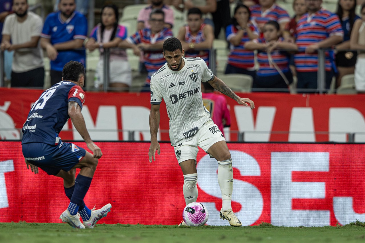 Caio Maia em ação durante o segundo tempo da partida do Atlético com o Fortaleza