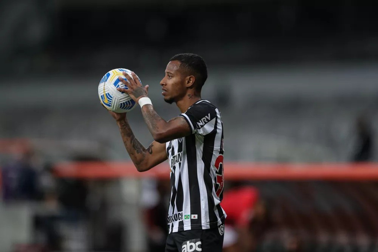 Tchê Tchê em ação pelo Atlético com a camisa 37