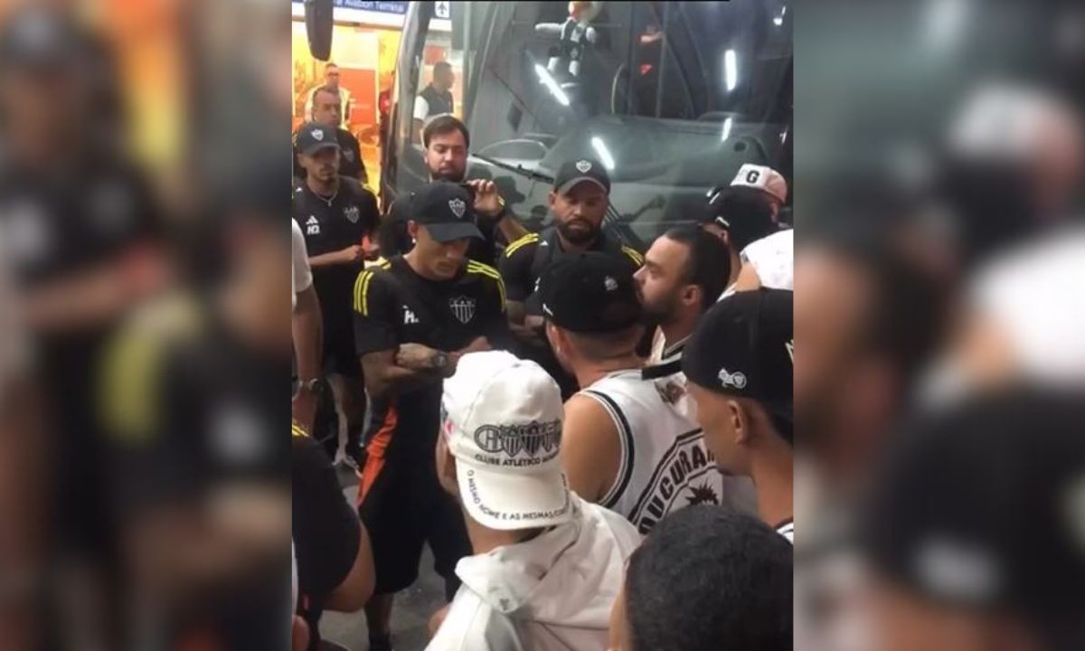 Arana ouve cobranças dos torcedores