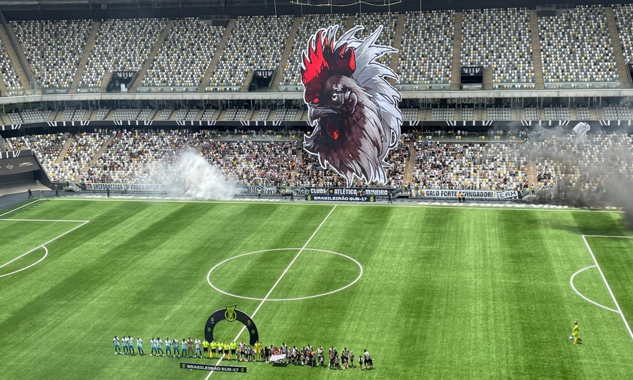 Torcida faz festa na entrada dos jogadores na final do Brasileiro Sub-17