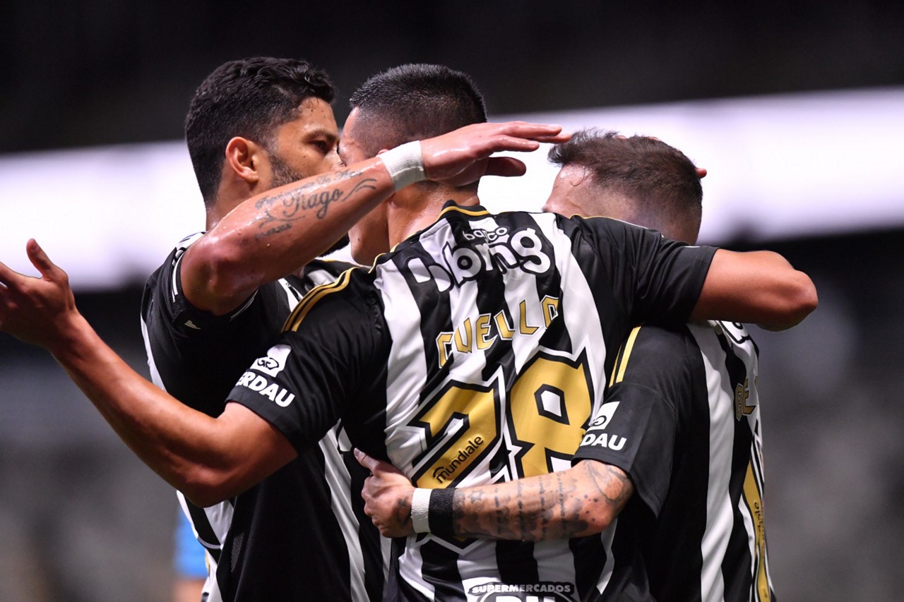 Jogadores celebram gol do Atlético