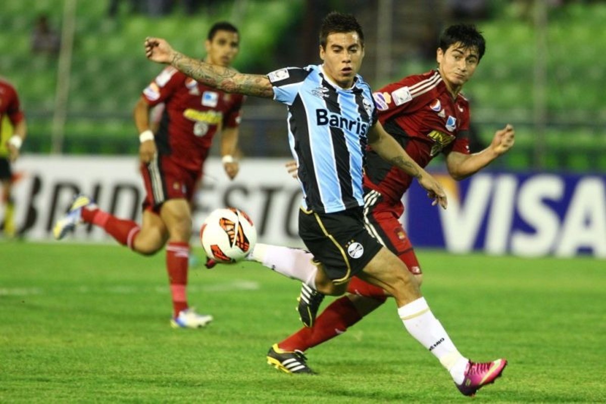 Lance de jogo entre Caracas e Grêmio, pela Libertadores 2013