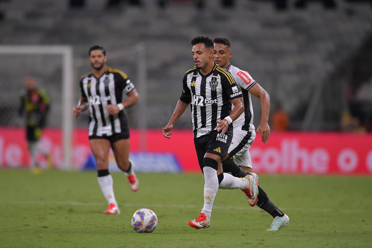 Observado por Hulk, Gabriel Menino domina a bola durante vitória do Atlético sobre o Athletic, no Mineirão