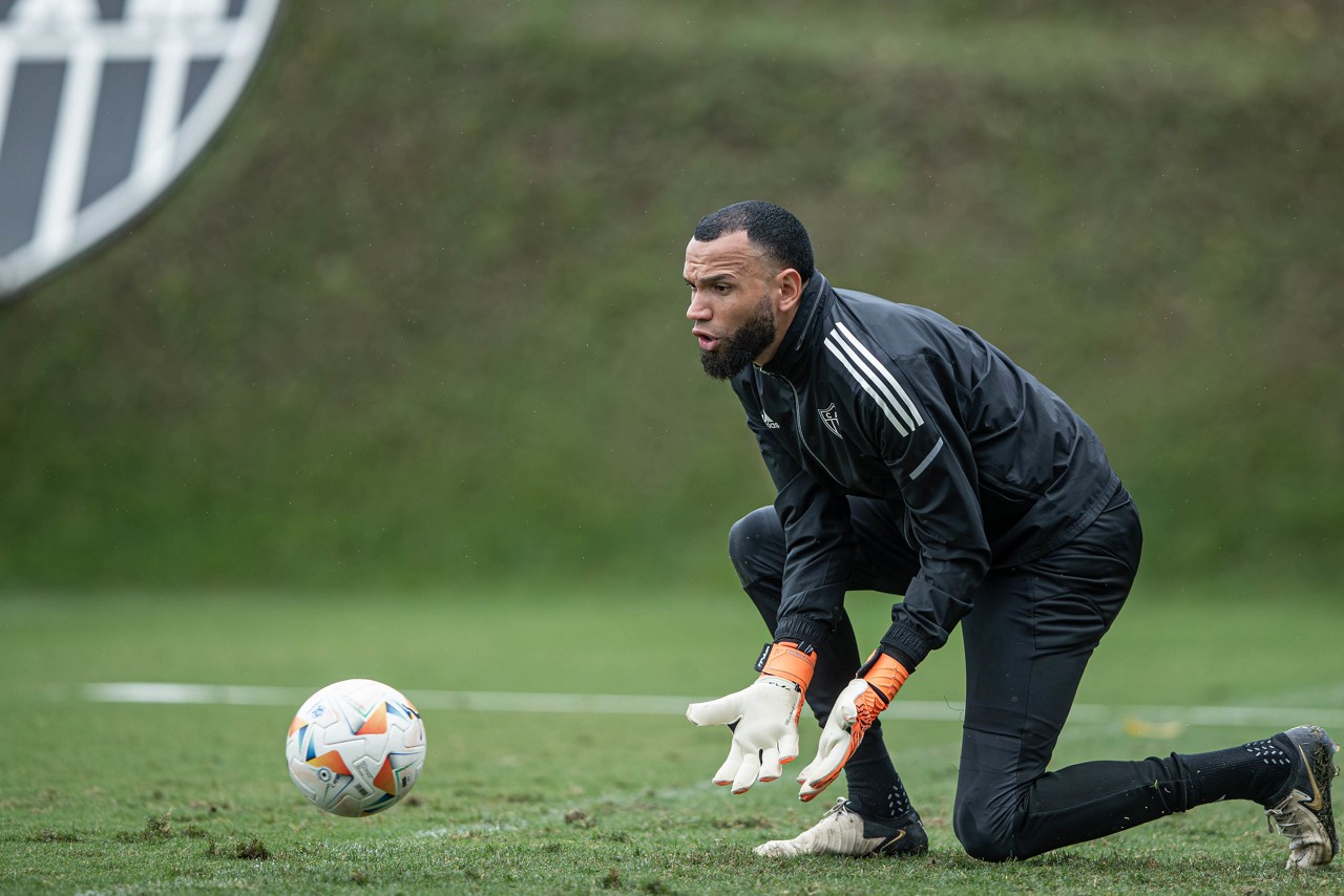 Éverson foi o único titular que fez atividade no campo