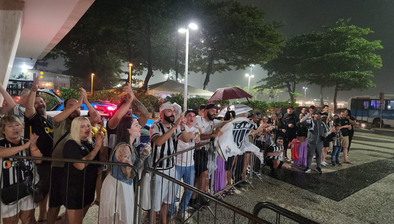 Torcedores do Atlético recepcionaram os jogadores no Rio de Janeiro antes do jogo com o Vasco