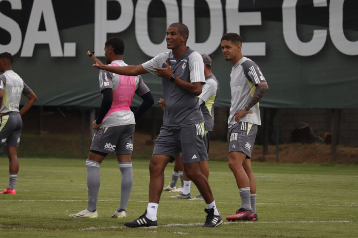 Ex-zagueiro Léo Silva comanda o time no Equador