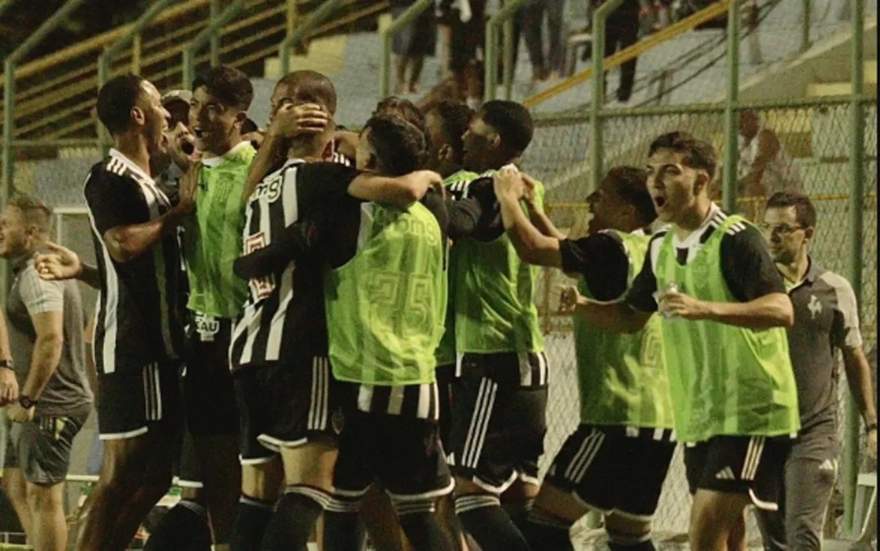 Jogadores do Atlético comemoram um dos gols da vitória sobre o Botafogo-SP