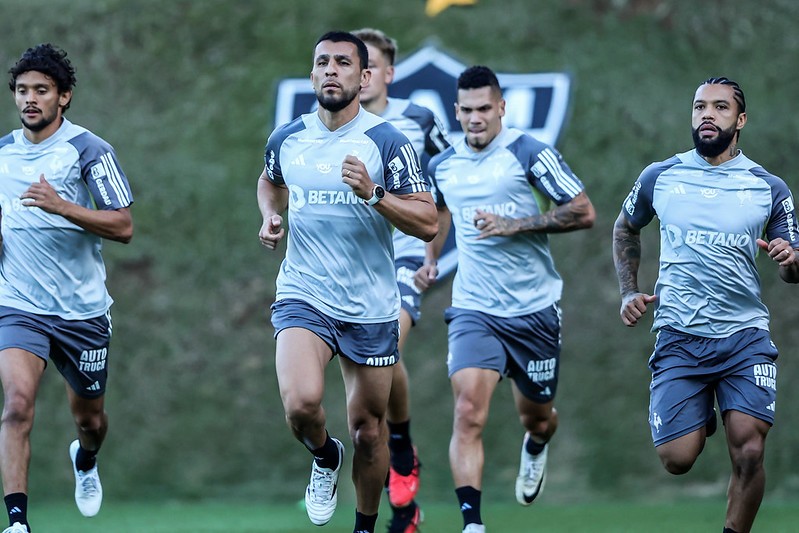O técnico Gabriel Milito não poderá contar com o volante Fausto Vera