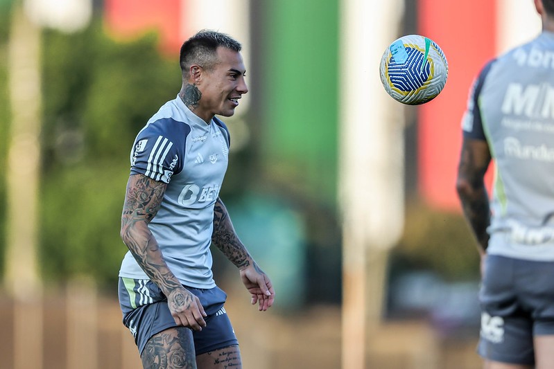 Sem o artilheiro Hulk, lesionado, o técnico Gabriel Milito deve optar pelo chileno Vargas