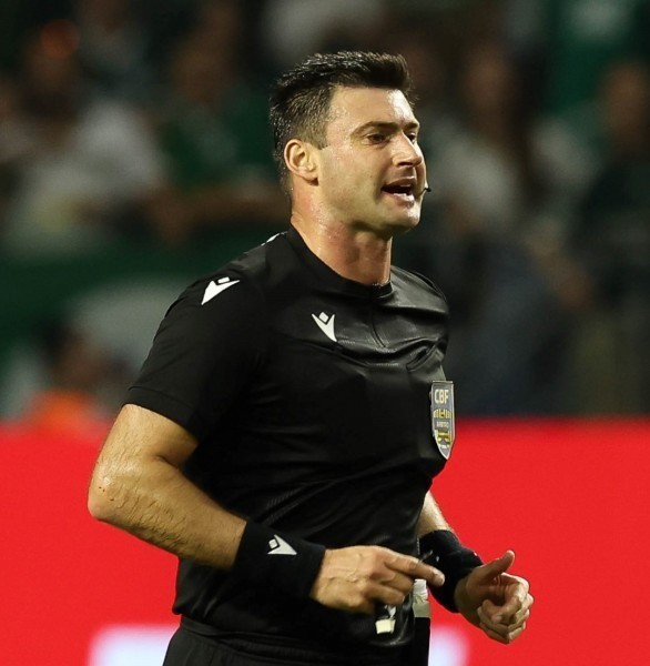 Árbitro gaúcho Jonathan Benkenstein apita sua oitava partida no Brasileirão, sendo a quarta do Criciúma