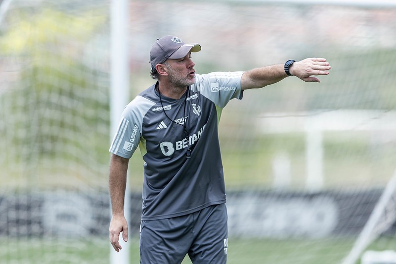 Milito pode levar time misto do Atlético para enfrentar o São Paulo