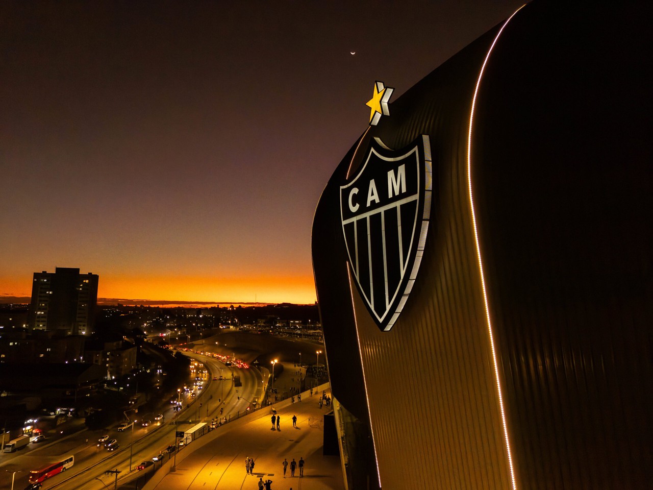 Imagem da fachada da Arena MRV em um entardecer 