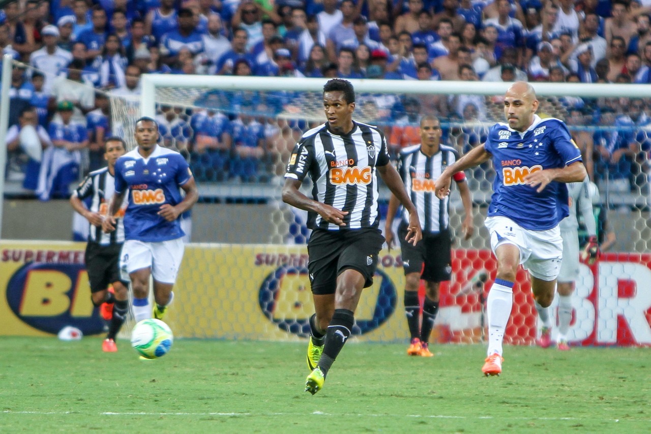 Jô em ação pelo Galo em um clássico contra o Cruzeiro