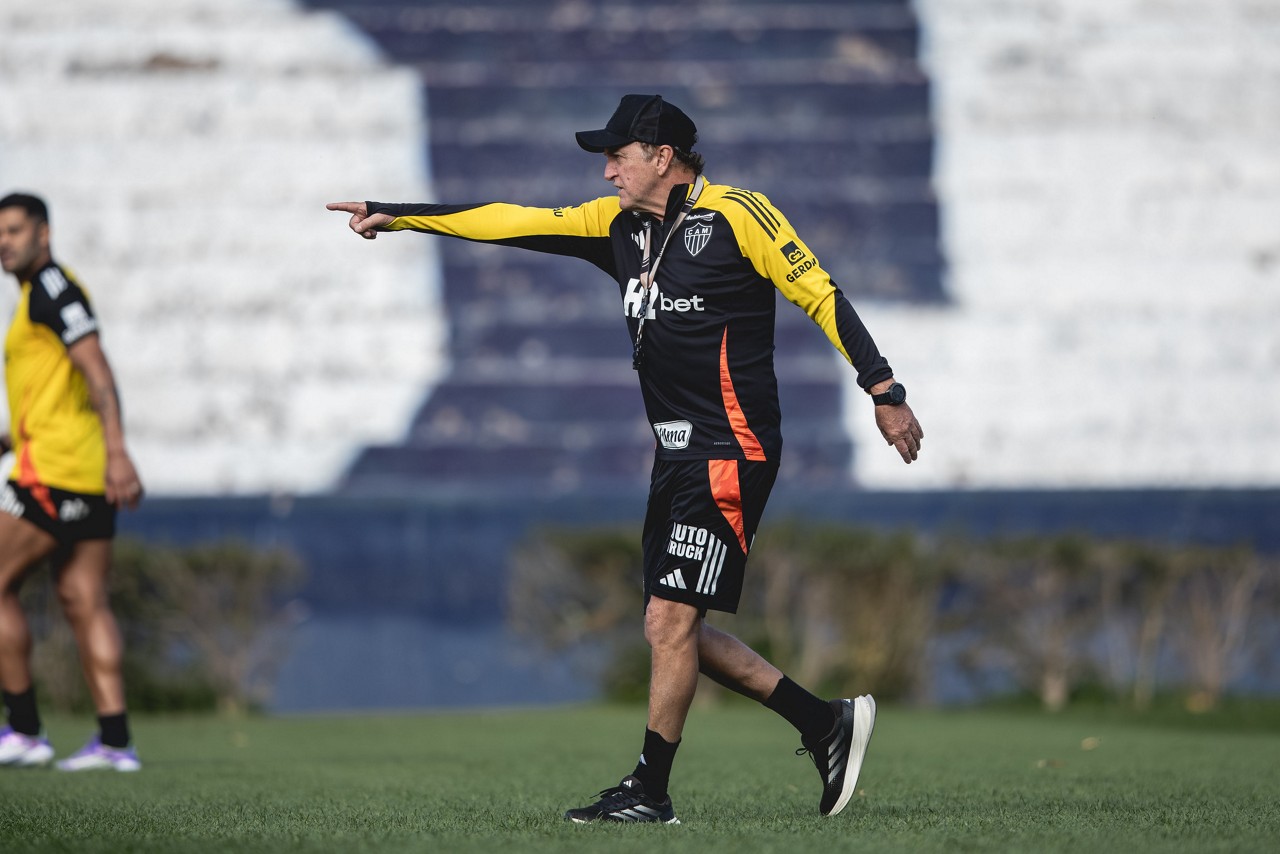 Cuca em treino do Atlético na Argentina