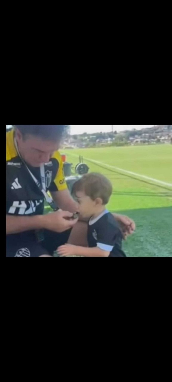 Ravi até 'testou' o apito utilizado pelo avô Cuca durante os treinamentos na Cidade do Galo