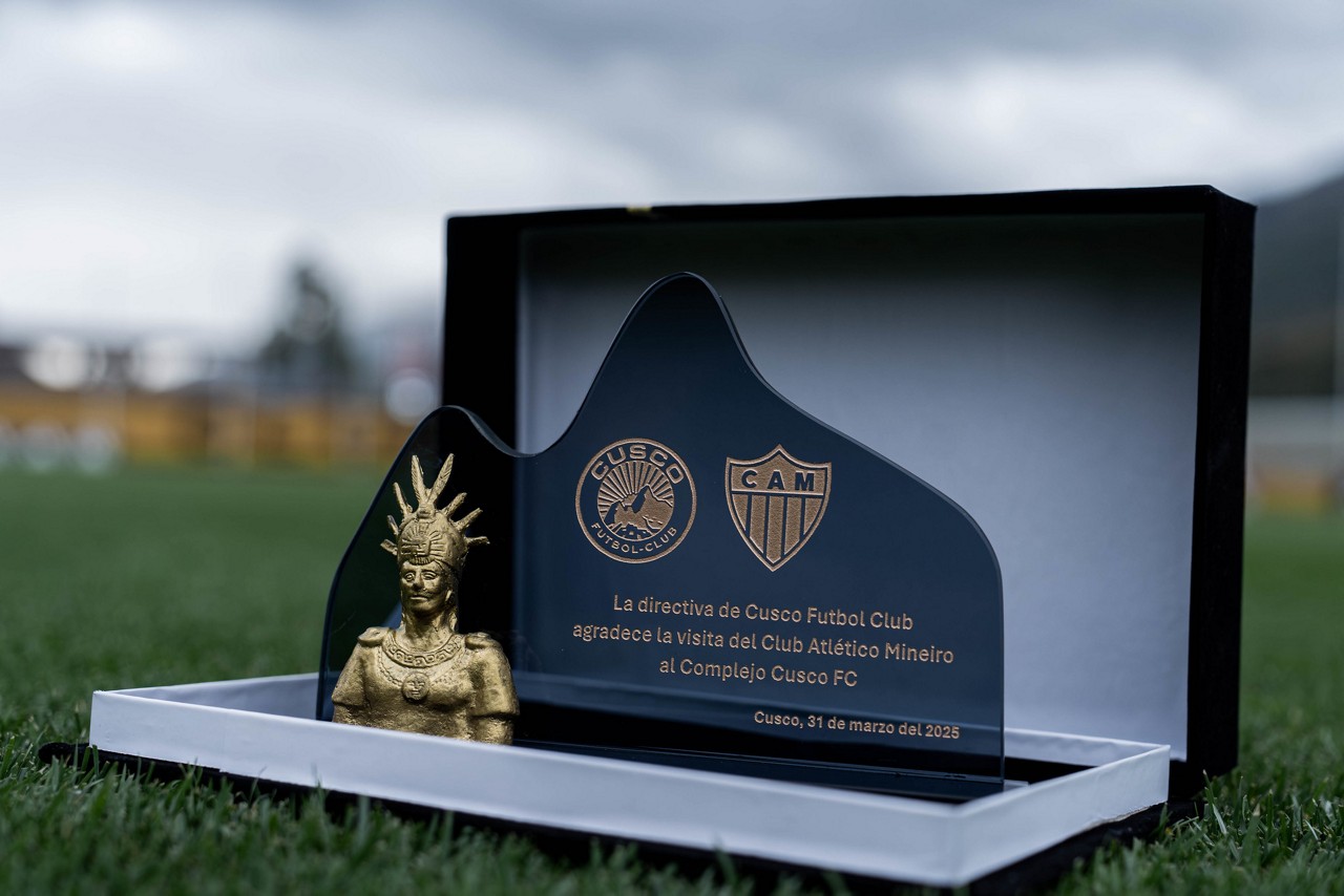Placa entregue ao Atlético pela diretoria do Cusco Fútbol