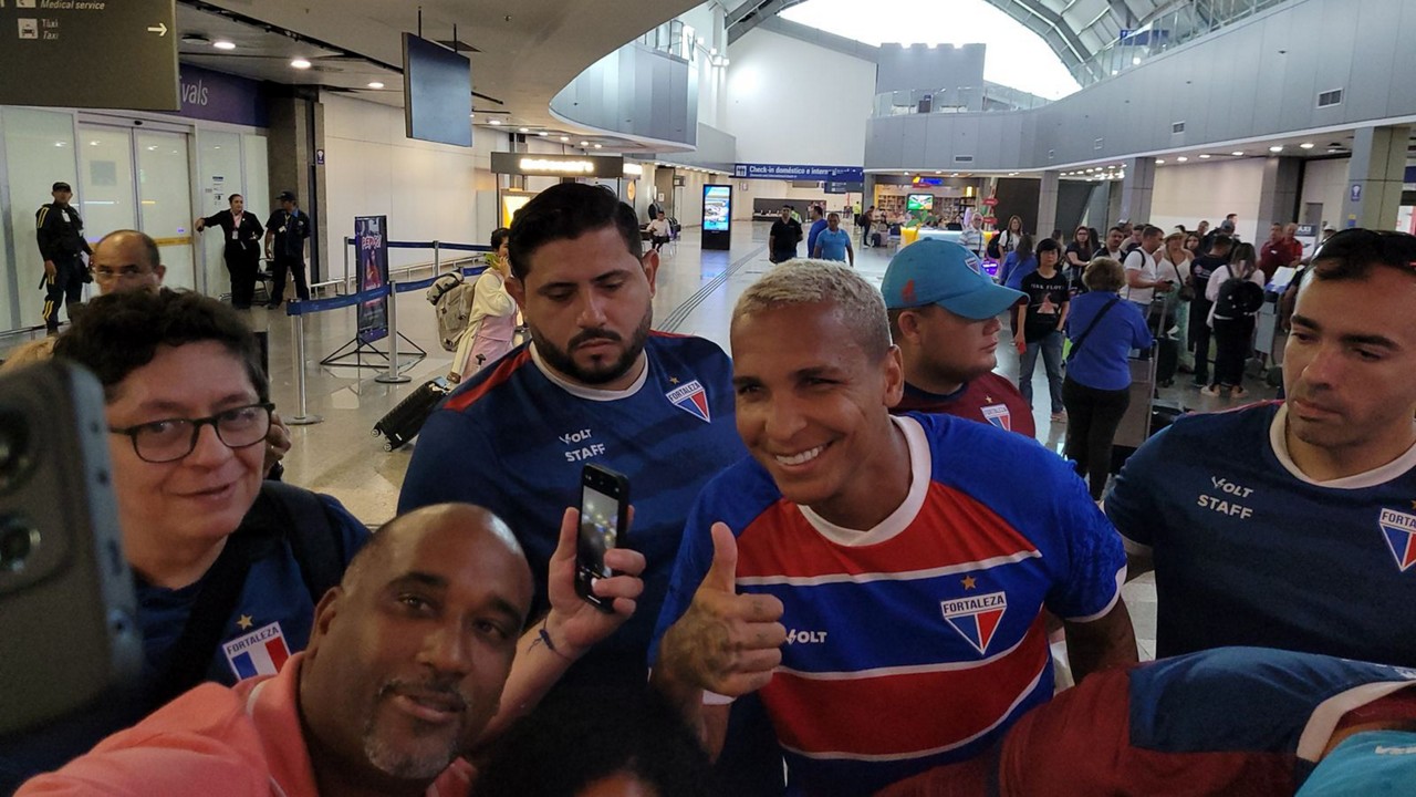 O atacante chegou à capital cearense e foi recepcionado por torcedores do Fortaleza
