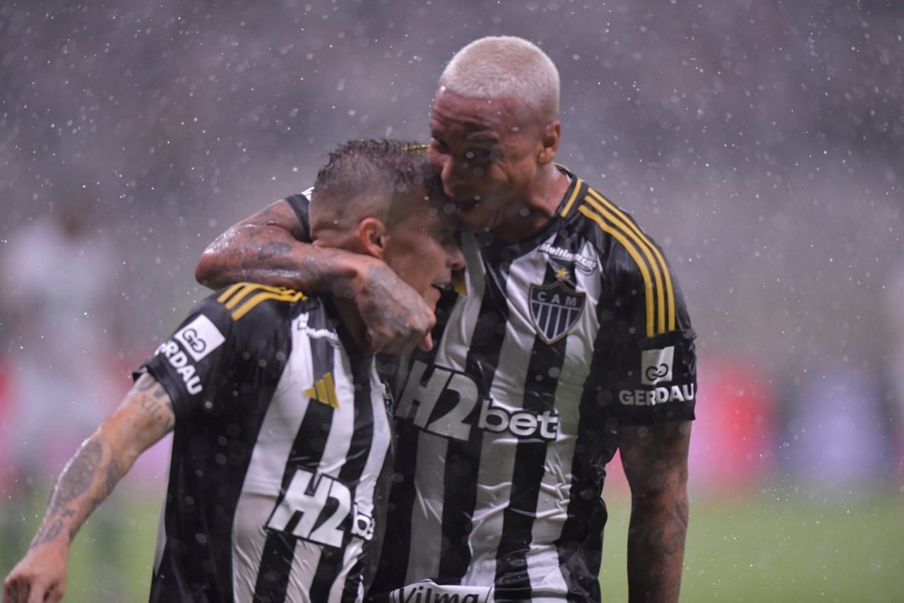 Debaixo de chuva, Deyverson comemora o gol marcado por Bernard, que decretou o empate em 1 a 1 com o América, no Mineirão