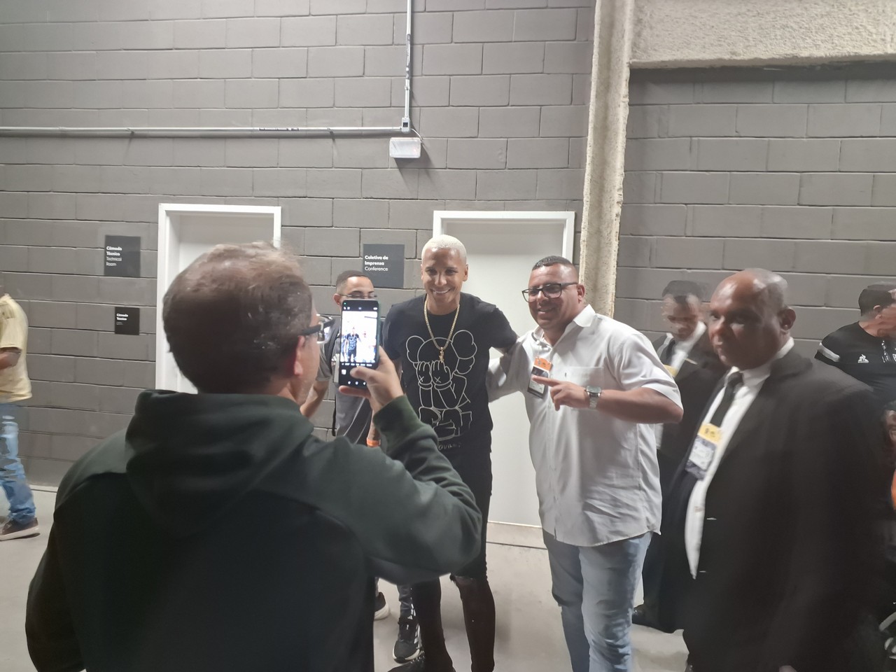 Deyverson tira foto com torcedores na Arena MRV