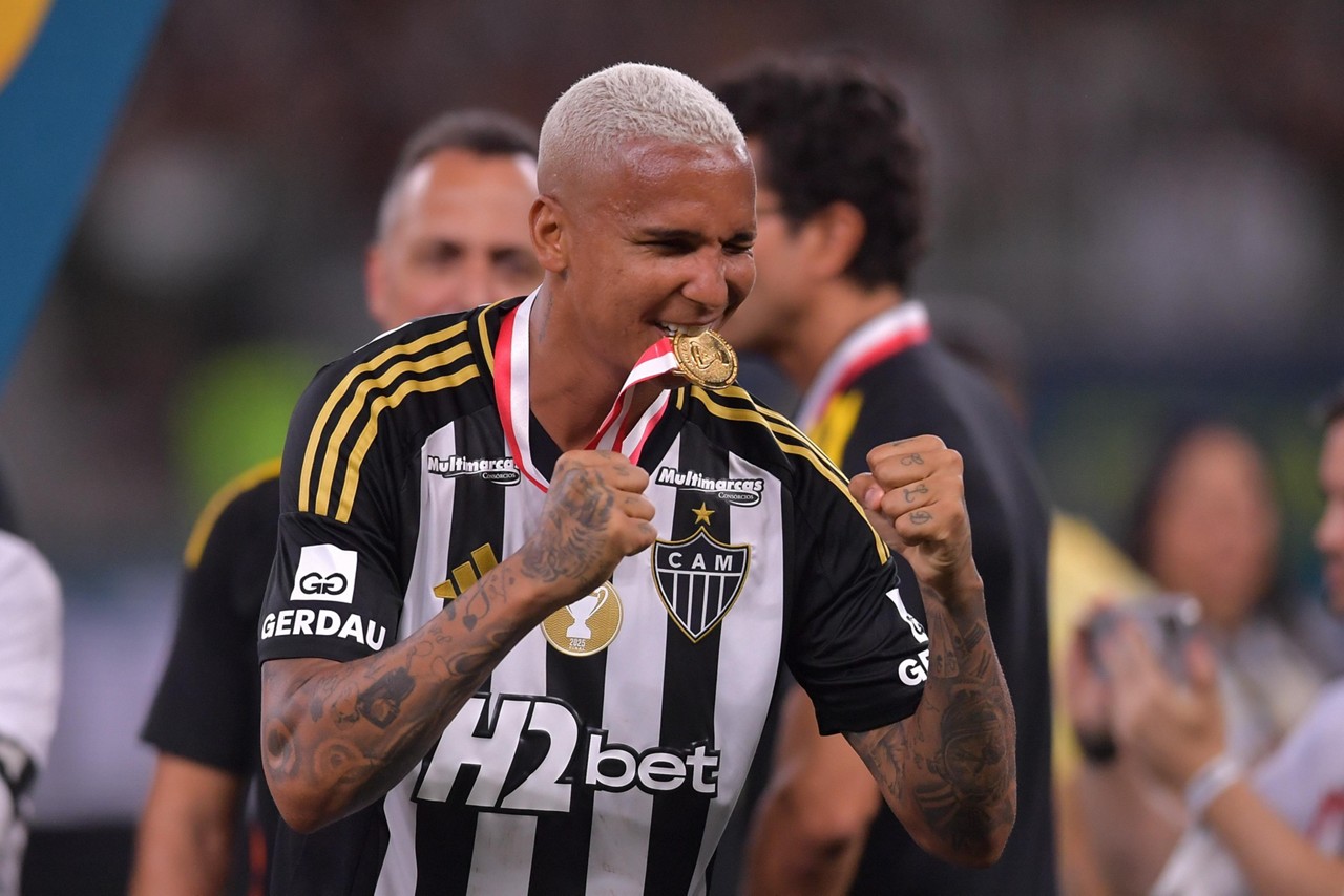 Deyverson comemora título do Campeonato Mineiro de 2025 pelo Atlético  
