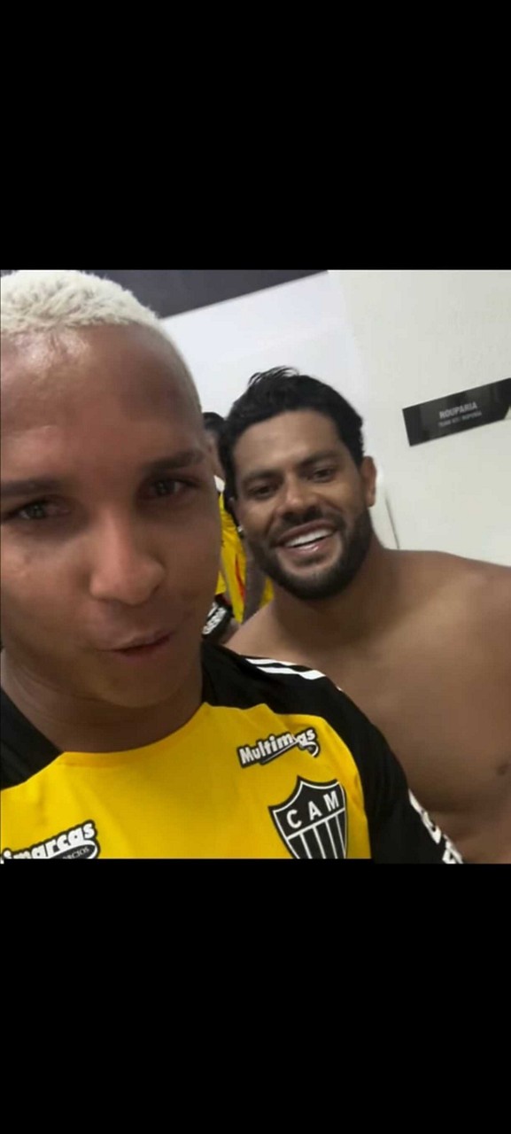 Deyverson brinca com Hulk após treino na Cidade do Galo