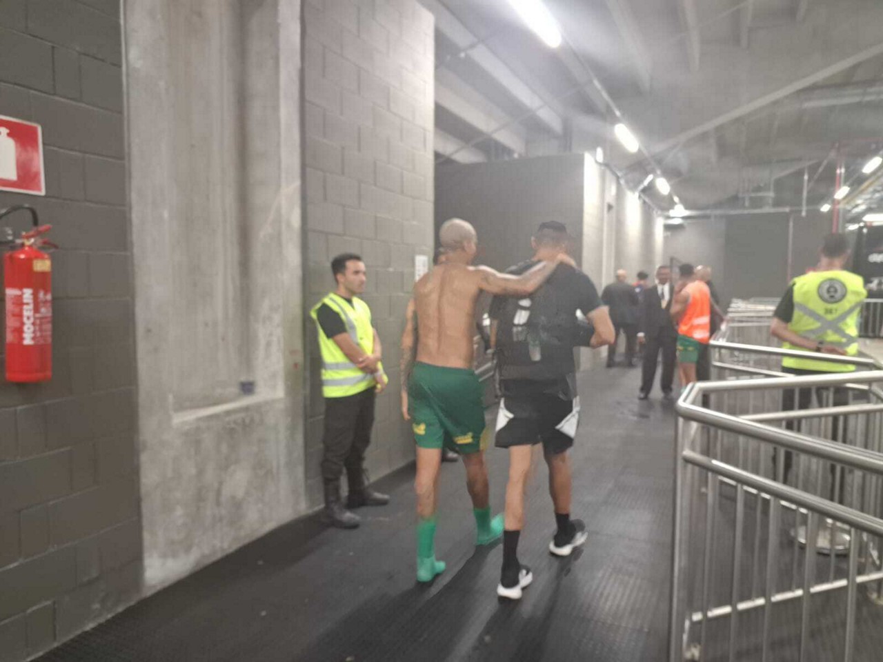 Deyverson abraça seu 'irmão' atleticano na Arena MRV