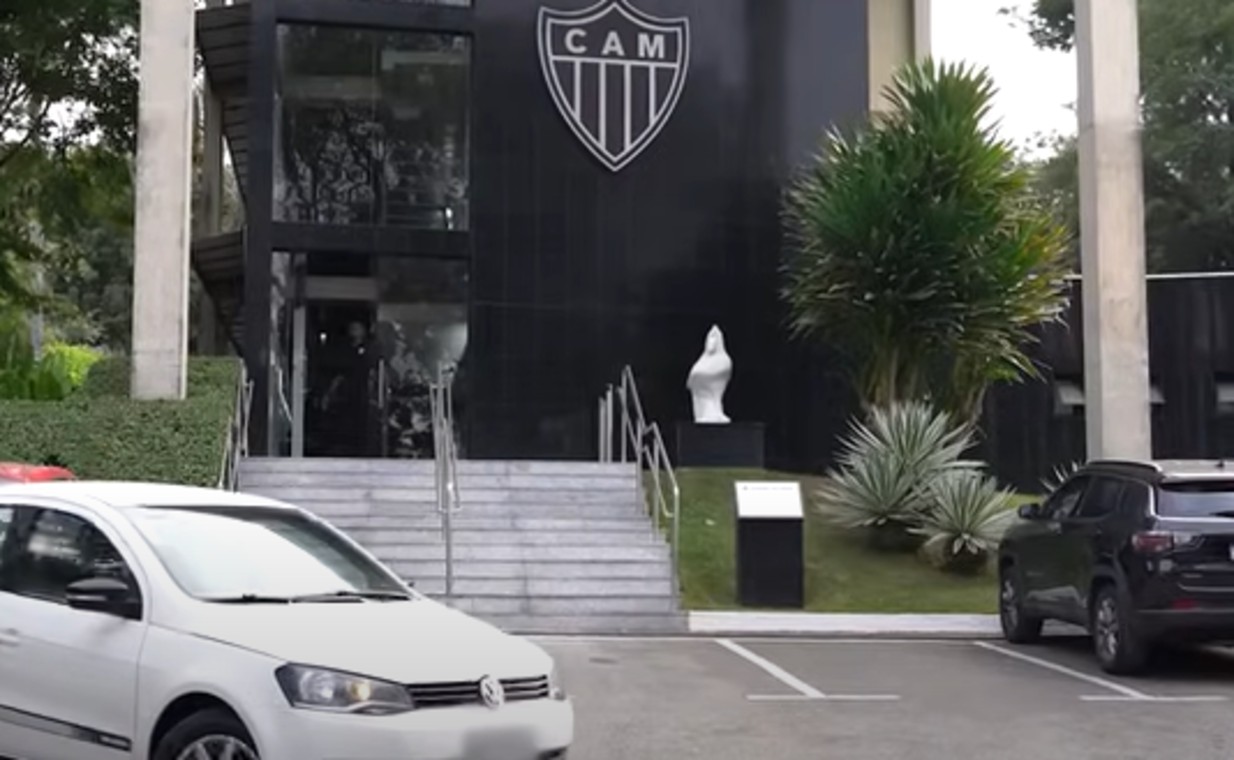 Detalhe do estacionamento da Cidade do Galo, centro de treinamento do Atlético