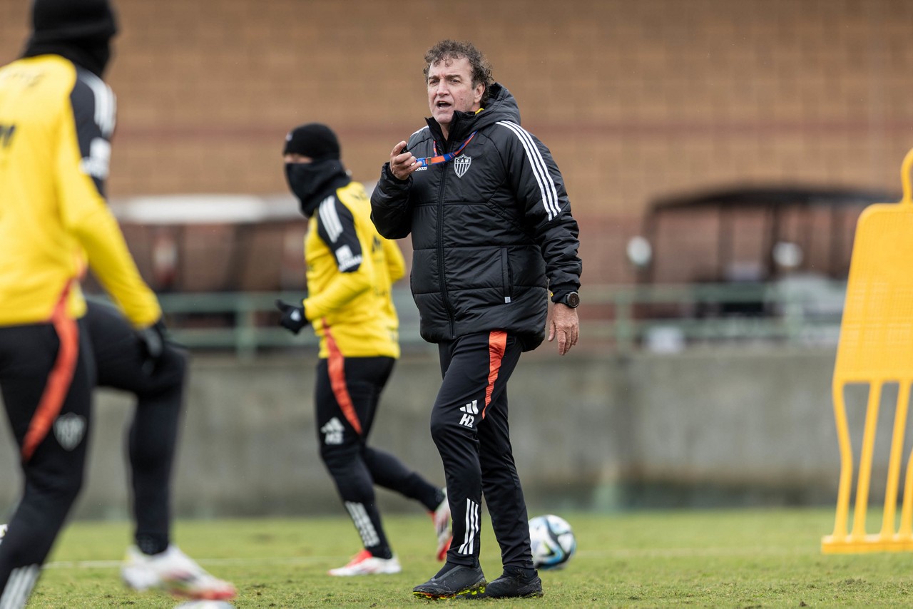 Cuca orienta jogadores do Atlético durante treino da equipe em Orlando, nos EUA