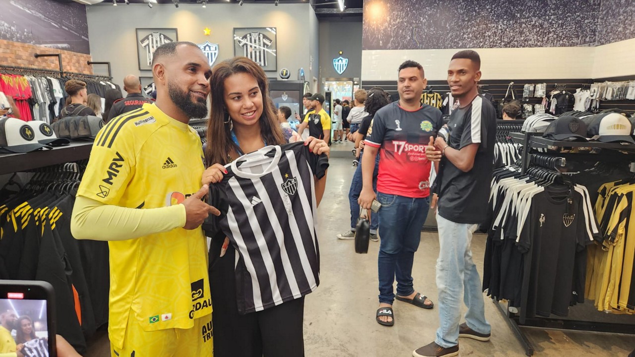 O sósia do Everson tirou várias fotos com torcedores em evento na Loja do Galo
