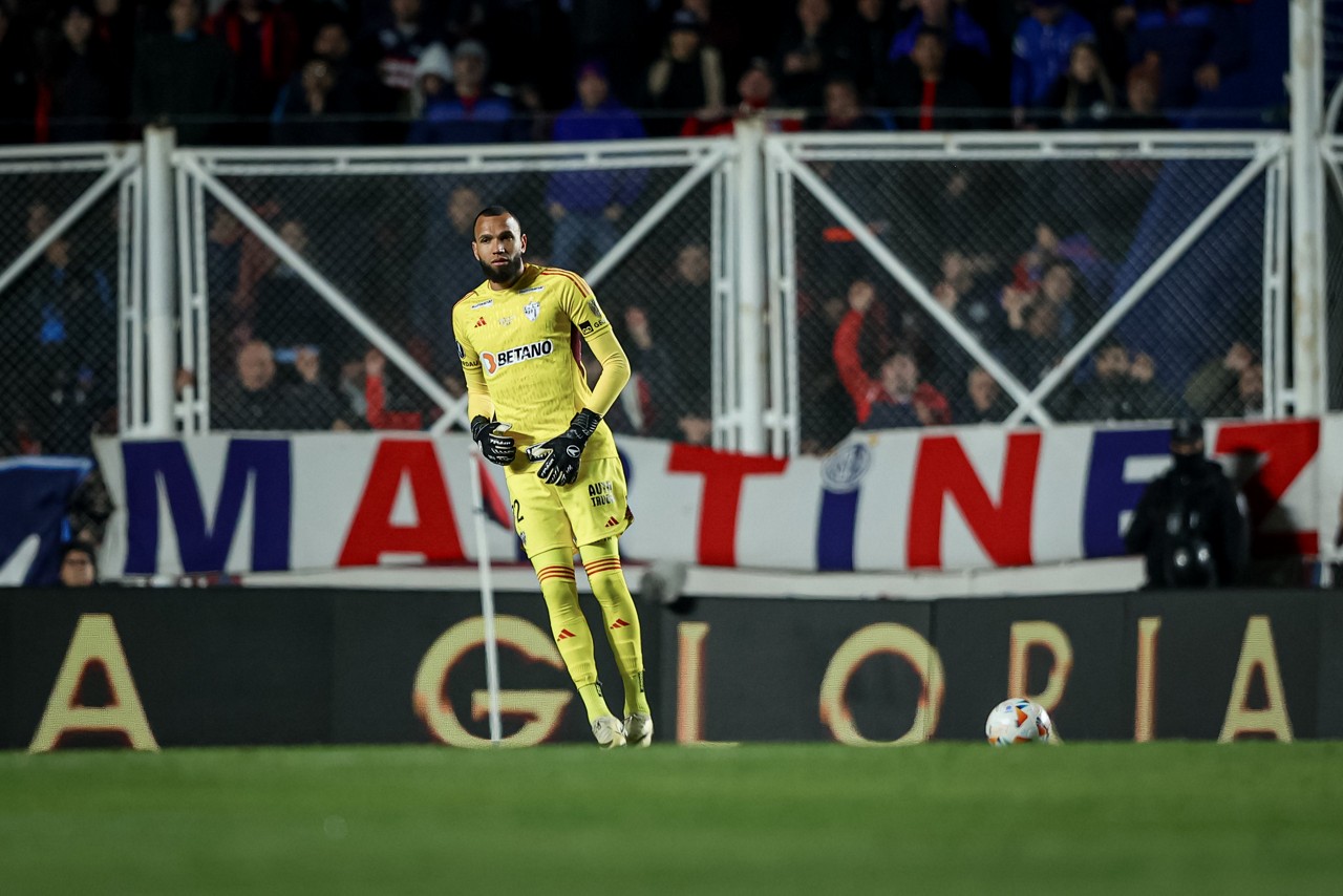Goleiro Everson, do Atlético, em ação durante partida contra o San Lorenzo, pela Libertadores, em Buenos Aires