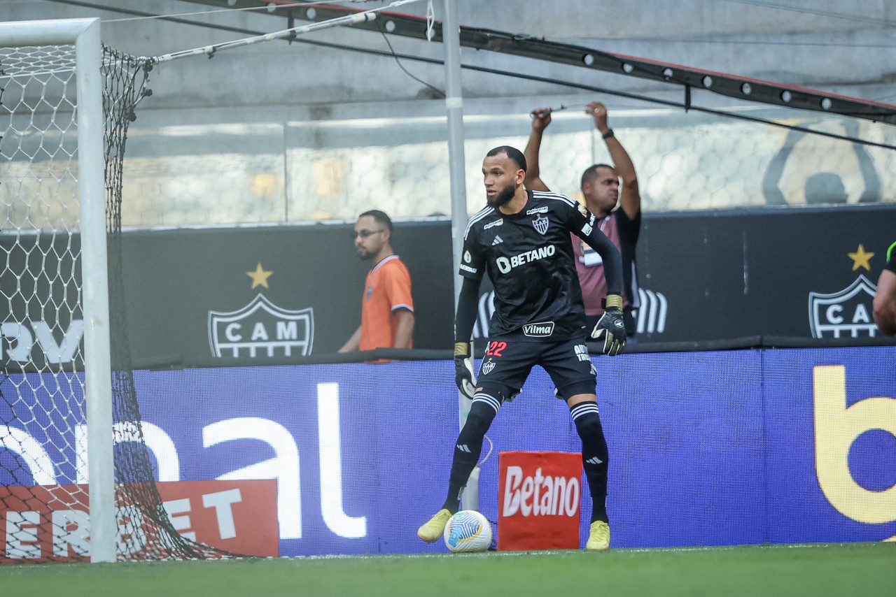 O goleiro Everson despertou o interesse do Bahia, mas teve o contrato renovado com o Galo