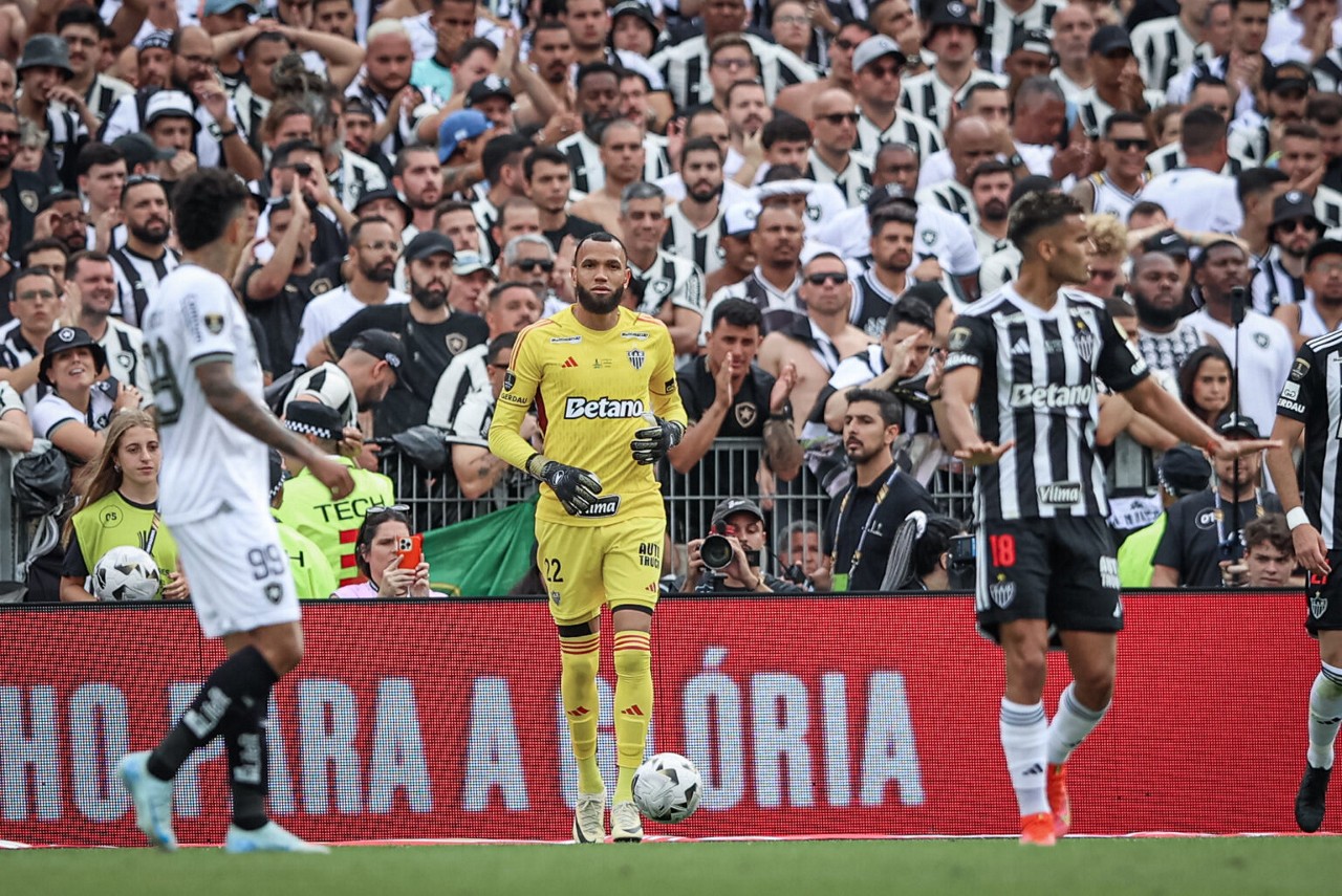 Goleiro Everson tem 277 jogos com a camisa do Atlético e estenderá seu vínculo com o clube