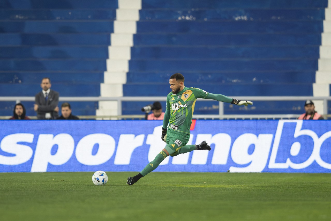 Everson em ação pelo Galo contra o Godoy