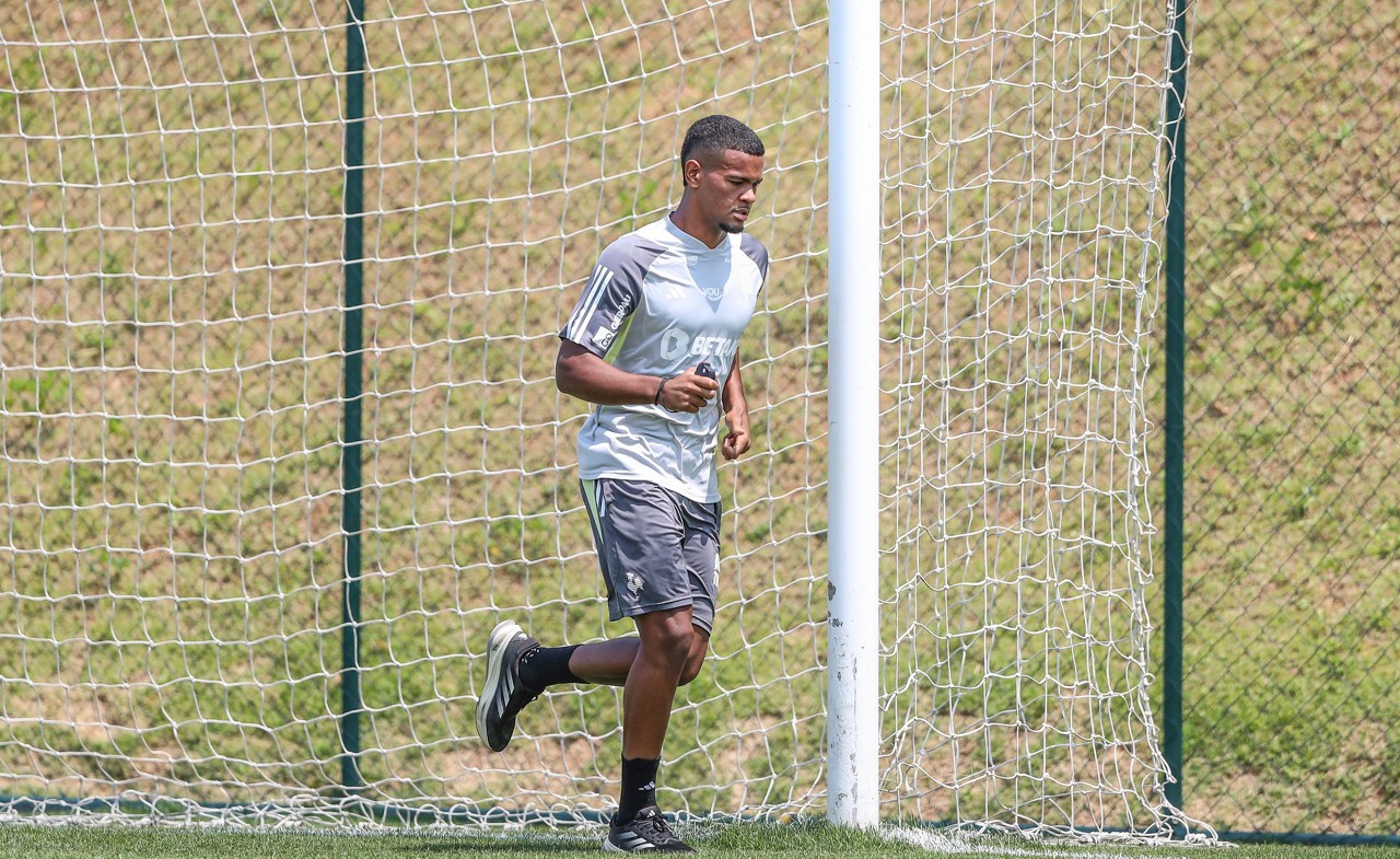 Atacante Alisson corre em um dos campos da Cidade do Galo