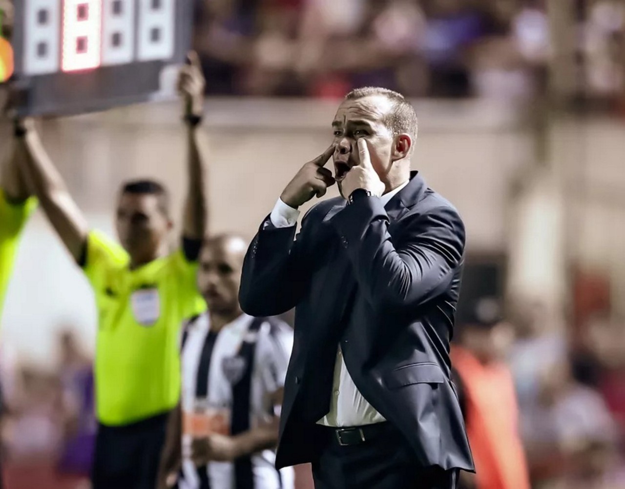 Técnico Dudamel passa instruções aos jogadores durante sua passagem pelo Atlético
